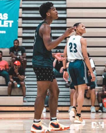 Sneakers Nike Kyrie 4 70s (Decades Pack) by Josh Christopher on the account Instagram of @jaygup