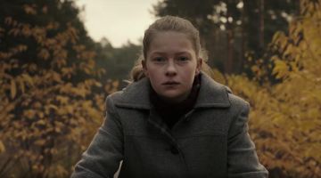 The gray coat of the little girl in the trailer of Mindhunter