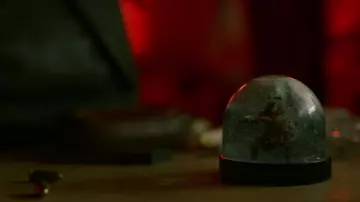 The snow globe with Easterling of Tokio (Úrsula Corberó) in The Casa de Papel S01E01