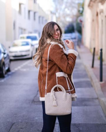 The coat caramel color worn by Anais on the account Instagram of @tribulationsdanais