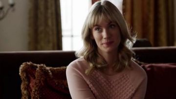 French Connection Pink Textured Crew Neck Sweater usado por Melissa Chartres (January Jones) en The Last Man on Earth (Temporada 04 Episodio 14)