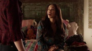 Alice + Olivia Gothique Robe imprimée en Bleu porté par Erica Dundee (Cleopatra Coleman) dans Le Dernier Homme sur la Terre (Saison 04, Épisode 14)