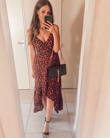 La robe noir a fleur a bretelle de Charlène Russo sur le compte Instagram de @scarpinabeauty