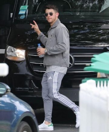 Adidas Stan Smith Baskets Blanc porté par Nick Jonas Arrivant à l'American Airlines Center à Miami, le 7 août 2019