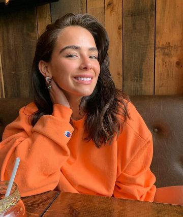 Sudadera Champion Orange Crewneck usada por Myriam Lemay-Bonin en @myriamlemaay