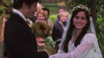 La couronne de fleurs de Meg March (Emma Watson) dans Little Women