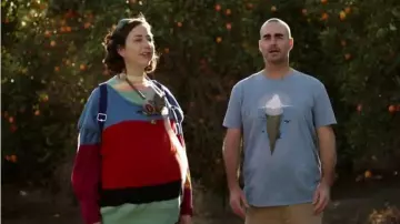 Camiseta azul de manga corta sin hilo usada por Phil Tandy Miller (Will Forte) en The Last Man on Earth (Temporada 04 Episodio 18)