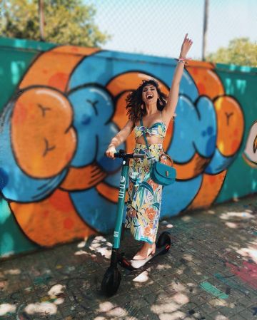 La jupe style paréo imprimé tropical porté par Adrianne sur le compte Instagram de @adriannetrends