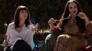 Vince Bouton vers le Bas V-Cou Chemisier en Orchid porté par Gail Klosterman (Mary Steenburgen) dans Le Dernier Homme sur la Terre (Saison 04, Épisode 18)
