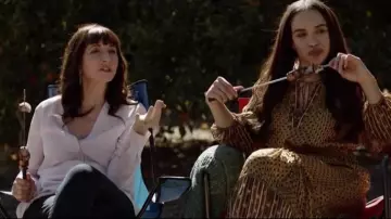 Blusa Vince Button-Down V-Neck en Orquídea usada por Gail Klosterman (Mary Steenburgen) en The Last Man on Earth (Temporada 04 Episodio 18)