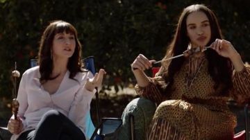 Vestido de Clementine de Ulla Johnson en oro usado por Erica Dundee (Cleopatra Coleman) en The Last Man on Earth (Temporada 04 Episodio 18)