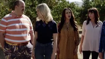 Sandro Brian Top con paisley bordado en azul marino usado por Melissa Chartres (January Jones) en The Last Man on Earth (Temporada 04 Episodio 18)
