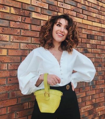 La blouse blanche style corset portée par Adrianne sur le compte Instagram de @adriannetrends