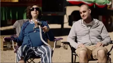 Pantalón de rayas en azul usado por Carol Pilbasian (Kristen Schaal) en The Last Man on Earth (Temporada 04 Episodio 18)