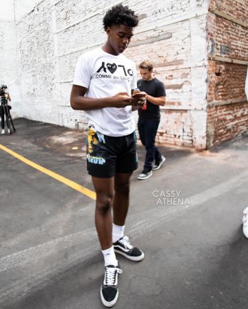 The Sneakers Vans Old Skool by Joshua Christopher on the account Instagram of @jaygup