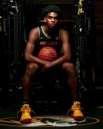 Sneakers Nike Kyrie 4 70s (Decades Pack) by Josh Christopher on the account Instagram of @jaygup