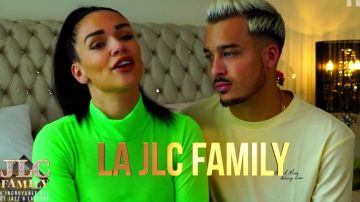 Le top col roulé vert fluo porté par Jazz Correia dans JLC Family Saison 1