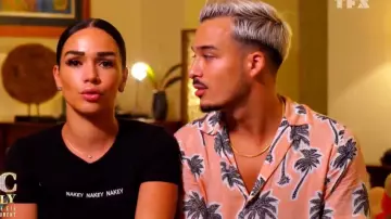 La chemise orange à palmiers de Laurent Correira dans JLC Family Saison 1