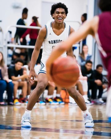 Sneakers Nike PG 2.5 Playstation Wolf Grey Josh Christopher on the account Instagram of @jaygup