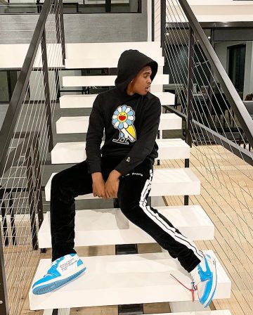 Le Sweat à capuche Takashi Murakami x OVO de Josh cristopher sur le compte Instagram de @jaygup