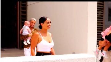 Le crop-top blanc de Jazz Correia dans JLC Family Saison 1