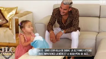 Le pantalon blanc de Laurent Correia dans JLC Family Saison 1
