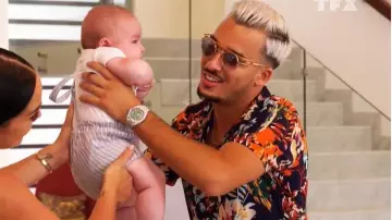 Les lunettes de soleil rondes de Laurent Correia dans JLC Family Saison 1