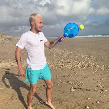 Le tshirt YOKO blanc porté par Squeezie sur son compte Instagram