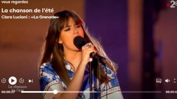 The shirt Bowling silk flowers Gucci worn by Clara Luciani in The Song of the summer