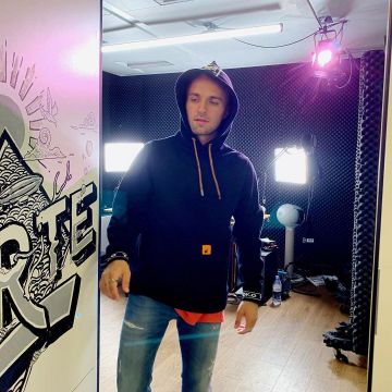 Le sweat YOKO porté par Squeezie sur son compte Instagram