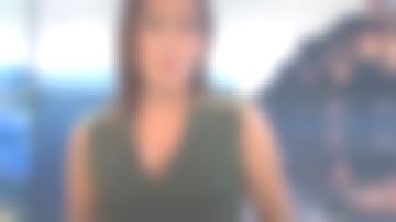 La robe kaki ajustée et boutonnée aux épaules de Virna Sacchi dans le  19/20 le 14.08.2019