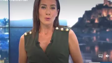 The dress khaki fitted and buttoned to the shoulders of Virna Sacchi in the 19/20 the 14.08.2019