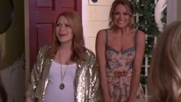 The flower dress of Quinn James Evans (Shantel VanSanten) in The brothers Scott (S08E16)