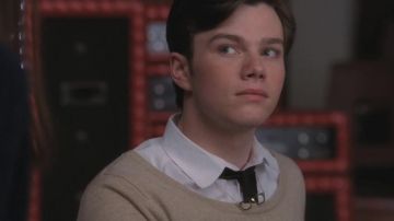 The necklace chain with glasses worn by Kurt Hummel (Chris Colfer) in Glee