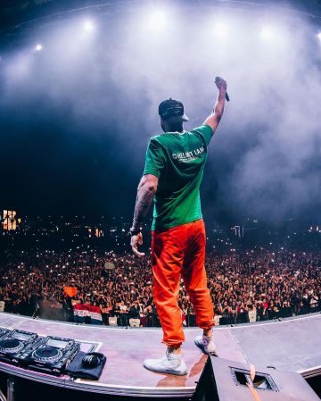 The orange Pants of Alex Pall on the account Instagram of @alexpall