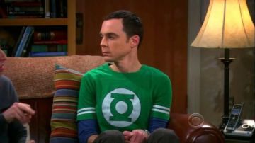 The t-shirt green with logo Green Lantern Sheldon Cooper (Jim Parsons) in The Big Bang Theory