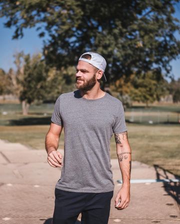 The gray t-shirt of Alex Pall on the account Instagram of @alexpall