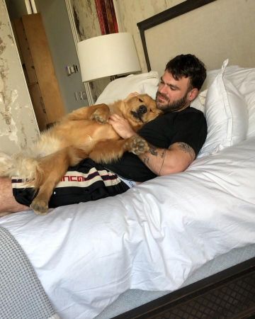 The t shirt black Alex Pall on the account Instagram of @alexpall