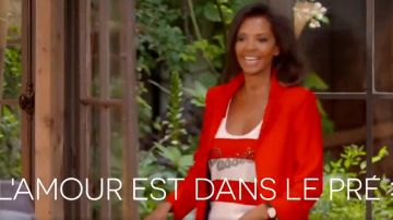 Le débardeur à rayures Zadig&Voltaire avec strass à l'avant, en laine mérinos de Karine Le Marchand dans L'Amour est dans le pré que sont ils devenus diffusé le 19.08.2019