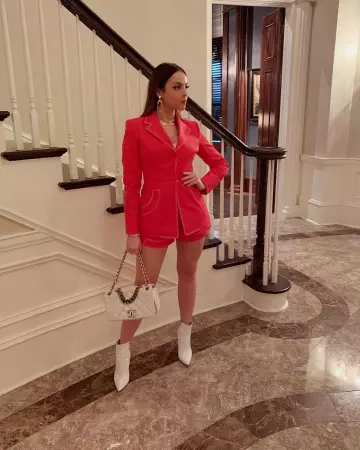 Le short rouge GENNY de Elizabeth Gillies sur le compte Instagram de @lizgillz