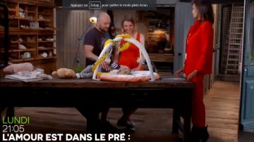 Le pantalon de costume rouge de Karine Le Marchand dans L'Amour est dans le pré, que sont ils devenus le 19.08.2019