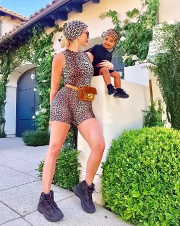 Le sac banane en daim marron FENDI de Khloé Kardashian sur le compte Instagram de @khloekardashian