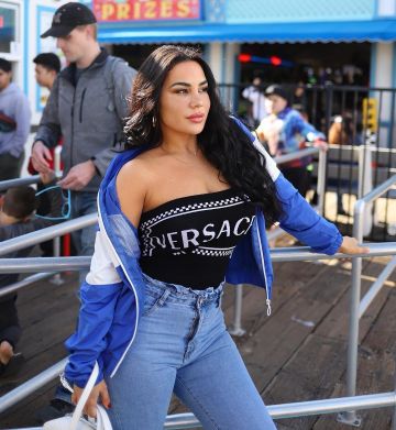 Le Top Versace porté par Milla Jasmine sur le compte Instagram de @millajasmineoff