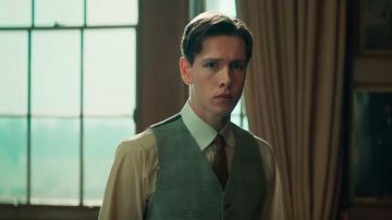 Joseph Abboud Gris Anthracite à Carreaux Veste portée par Conrad (Harris Dickinson) dans Le Roi de l'Homme
