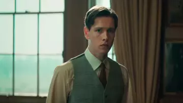 Joseph Abboud Gris Anthracite à Carreaux Veste portée par Conrad (Harris Dickinson) dans Le Roi de l'Homme