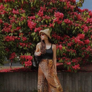 Pantalón estampado de leopardo usado por Alyssa Lau en @imalyssalau