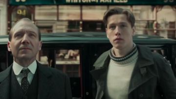 Col haut Beige Chandails portés par Conrad (Harris Dickinson) dans Le Roi de l'Homme