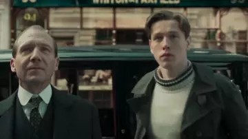 Col haut Beige Chandails portés par Conrad (Harris Dickinson) dans Le Roi de l'Homme