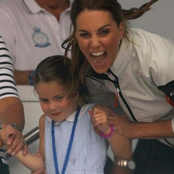 Ralph Lauren Vestido a rayas para niños usado por la Regata de la Copa del Rey de la Princesa Charlotte en Cowes, Isla de Wight 8 de agosto de 2019