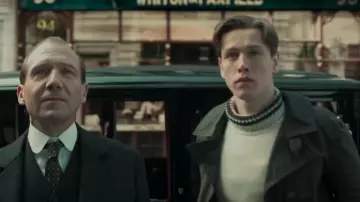 Vert Manteaux portés par Conrad (Harris Dickinson) dans Le Roi de l'Homme